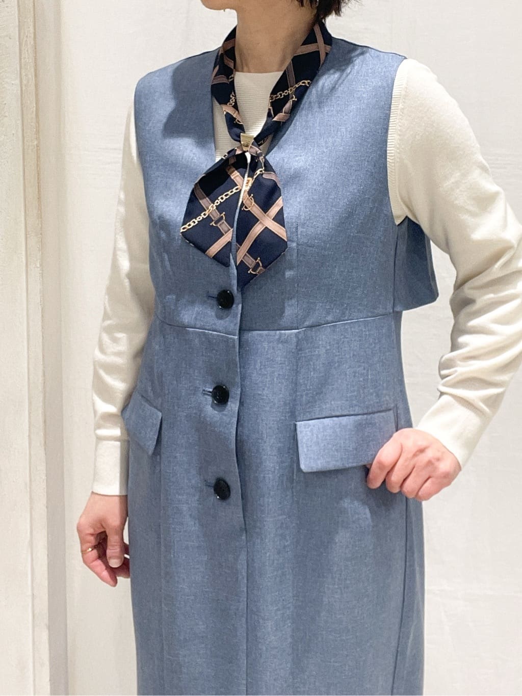 hiroさんの「grove｜高評価！【一枚着／ジレ】着回しできるトレンチライクジャンドレ」を使ったコーディネート