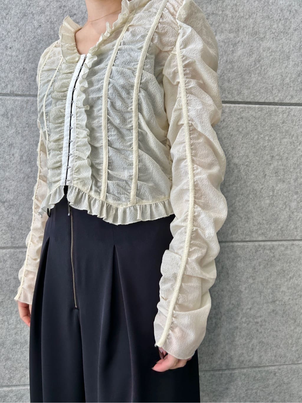 harunaさんの「CODE A｜dobby ruffle blouse」を使ったコーディネート