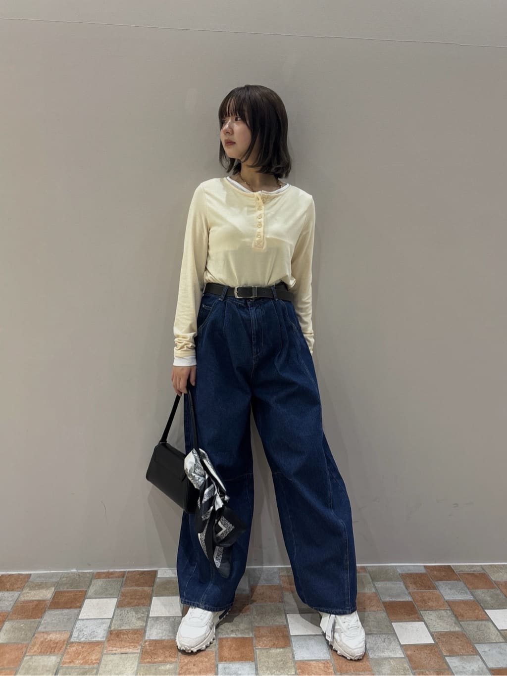 みゆさんの「INDIVI｜バイカラーヘンリーネックカットソー」を使ったコーディネート