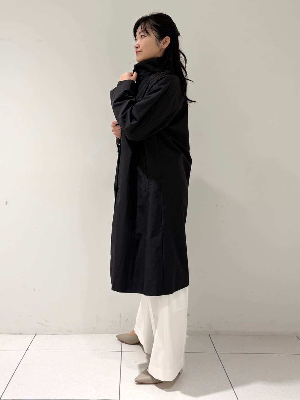 momokoさんの「INDIVI｜【撥水／軽量】ミニマル スタンドカラーコート」を使ったコーディネート