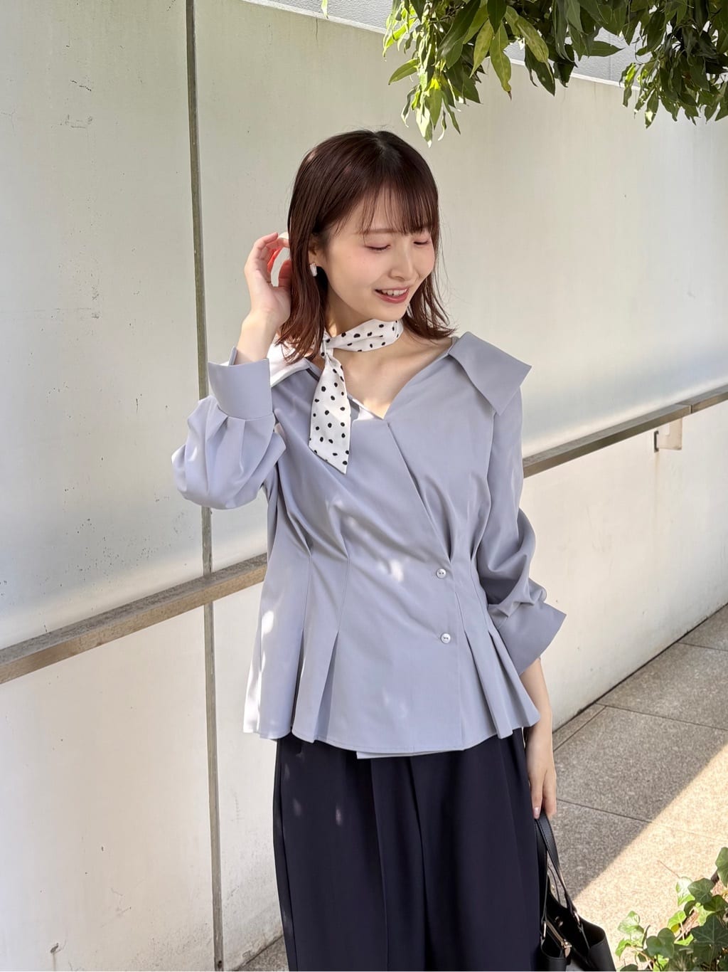 みさかさんの「index｜カシュクールタックシャツ【洗濯機OK／ストレッチ】」を使ったコーディネート