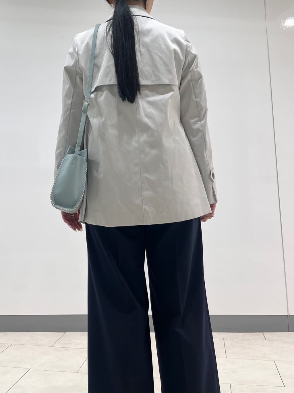 hasuさんの「INDIVI｜【花粉付着防止／撥水／UVケア】名品トレンチコート」を使ったコーディネート