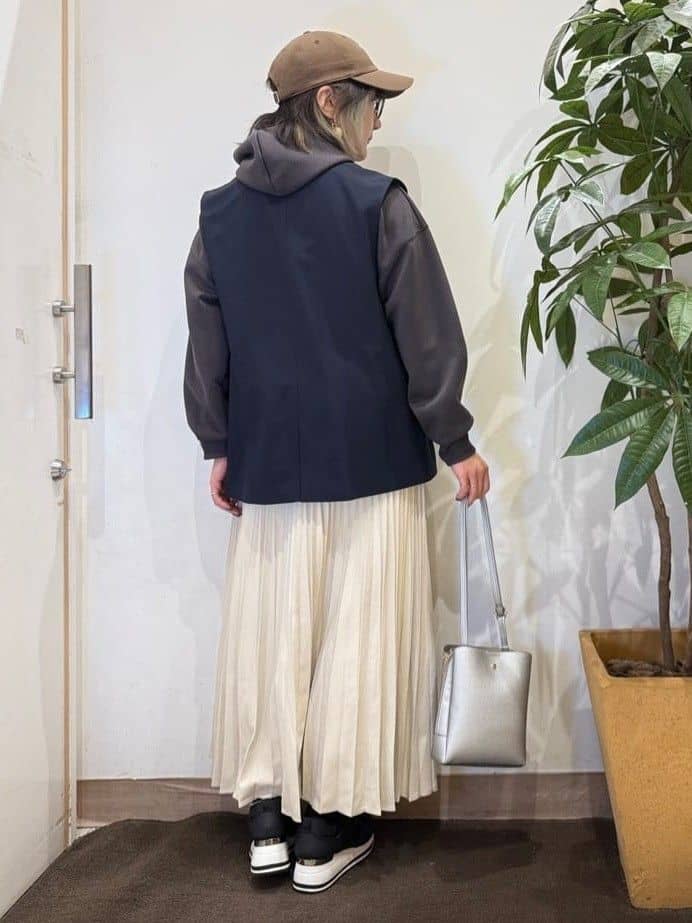 misakiさんの「SHOO･LA･RUE｜【セットアップ可/S-LL/なめらかタッチ】選べる3柄 ロゴ入りプルパーカ」を使ったコーディネート