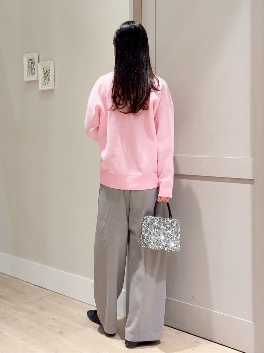 Mayuさんの「grove｜ラフさときれいめを両立する、大人のスウェットライクVネックニット」を使ったコーディネート
