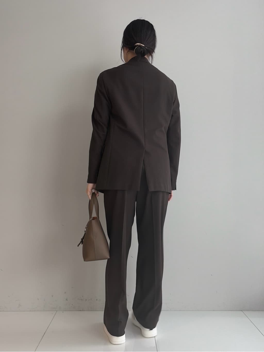 Akutagawaさんの「TAKEO KIKUCHI｜ロゴグラフィック プリントTシャツ」を使ったコーディネート