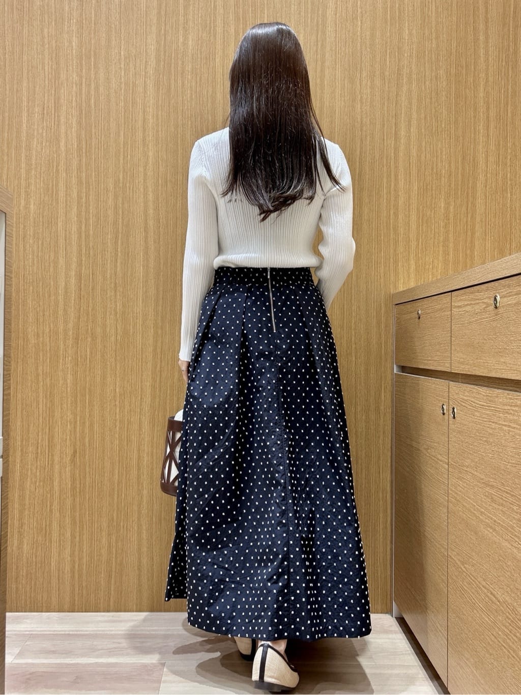 maiさんの「OPAQUE.CLIP｜シルバー多ボタン ランダムリブニットカーディガン【洗濯機OK】」を使ったコーディネート