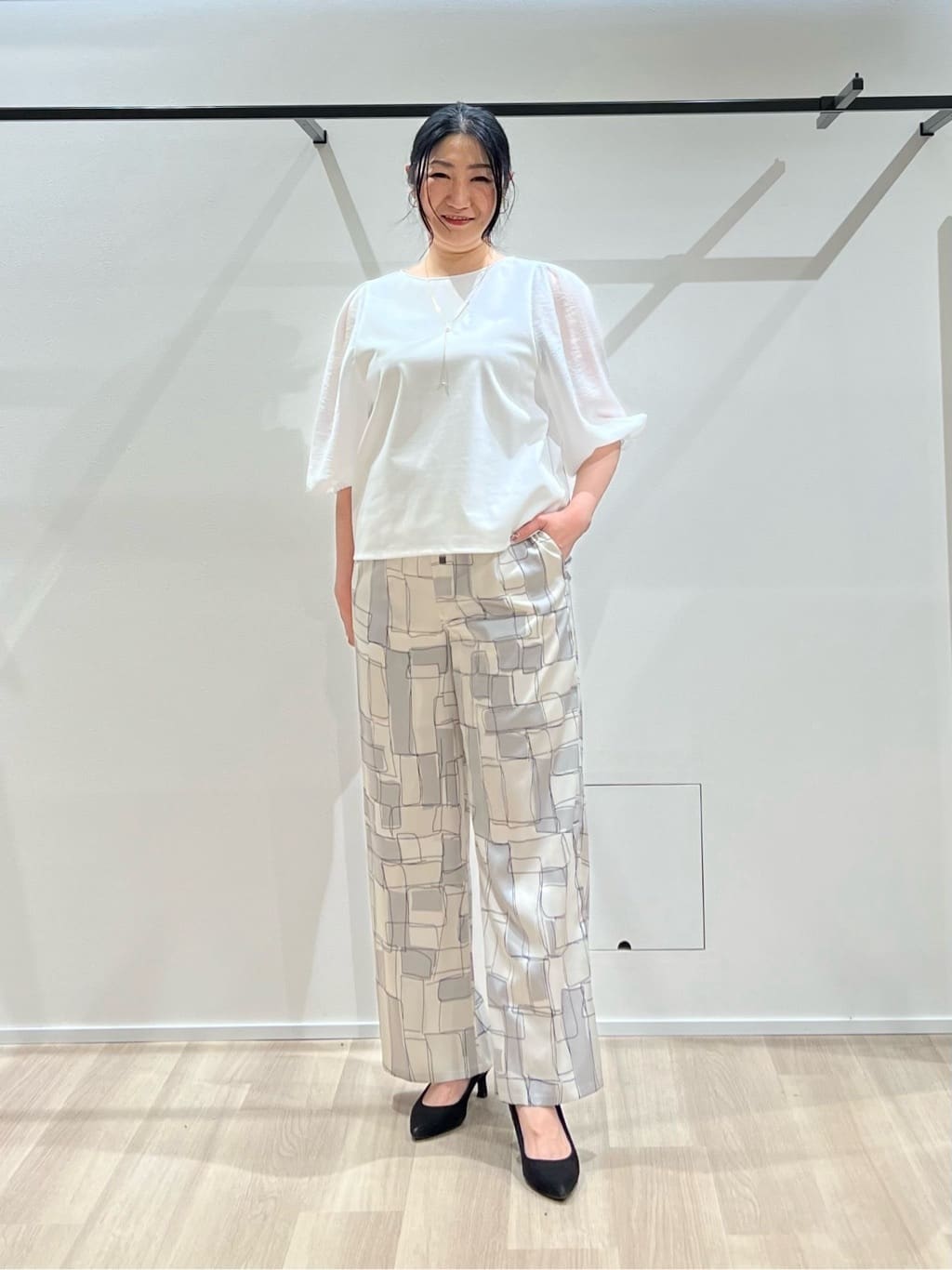 TOMOMIさんの「UNTITLED｜◆【洗える/袖シアー】ポンチ袖ボリュームトップス」を使ったコーディネート