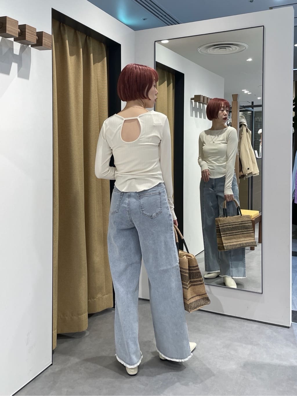 mikuさんの「INDIVI｜バックオープンリブ長袖Tシャツ」を使ったコーディネート