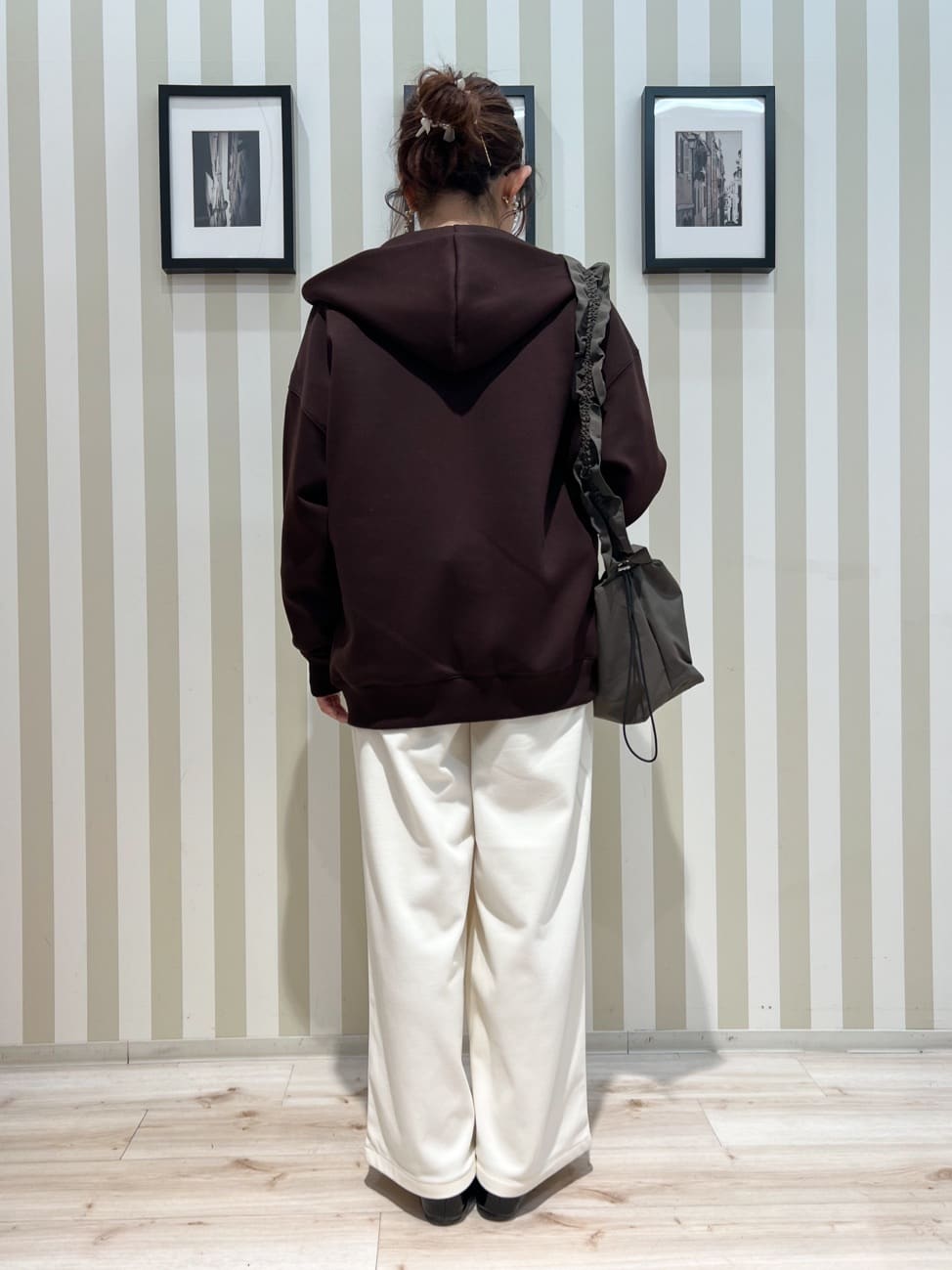 manaさんの「SHOO･LA･RUE｜【セットアップ可/S-LL/なめらかタッチ】大人カジュアルスタイルに ZIPパーカ」を使ったコーディネート