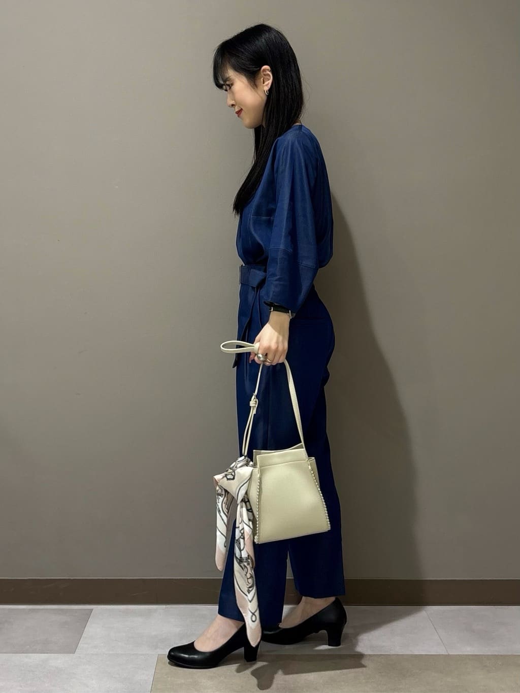KEIKOさんの「INDIVI｜【撥水/軽量】ミドル丈 ミニマルトレンチコート」を使ったコーディネート