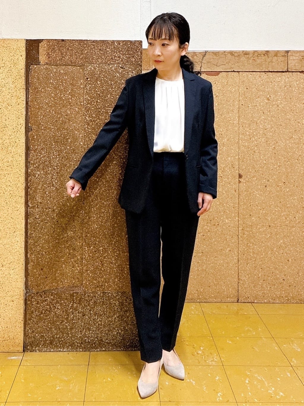 hattoriさんの「INDIVI｜【定番スーツ／UVケア／洗える】ウール調タックテーパードパンツ」を使ったコーディネート