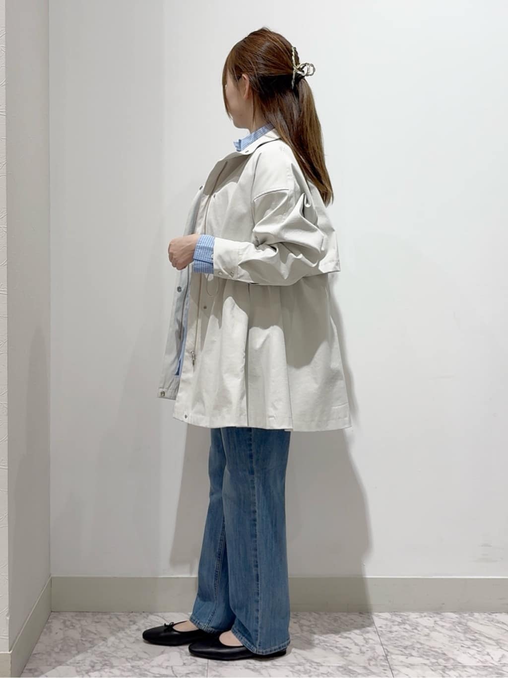 しかっちさんの「grove｜【撥水／シルエット2WAY】羽織るだけでサマになる、スタンドネックテントラインコート」を使ったコーディネート