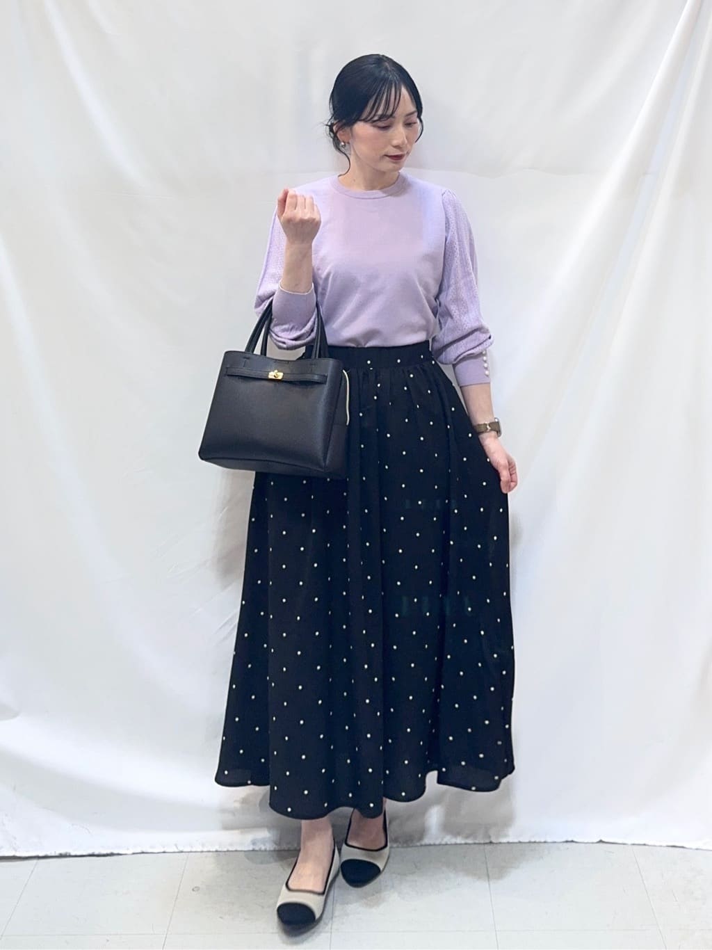 𝐇𝐢𝐫𝐨𝐦𝐢さんの「SHOO･LA･RUE｜【洗濯機可/S-LL】手元美しく パールボタン&お袖編み柄切り替えニット」を使ったコーディネート