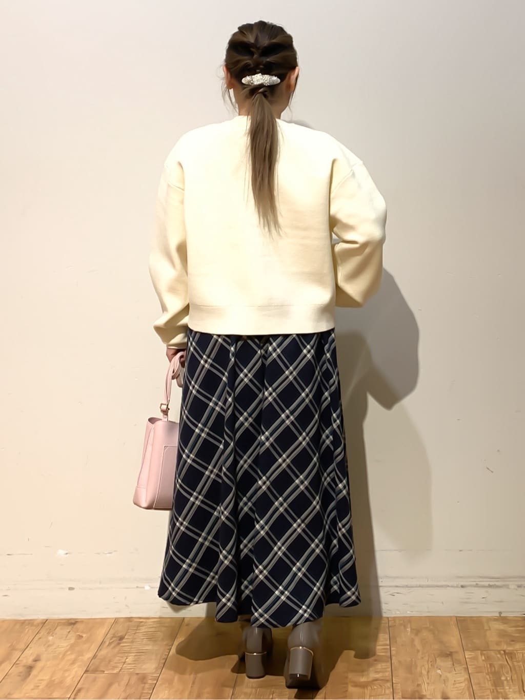 MEGさんの「SHOO･LA･RUE｜【洗濯機可/S-LL】1枚でも羽織りでも 華やか上品カーデ」を使ったコーディネート