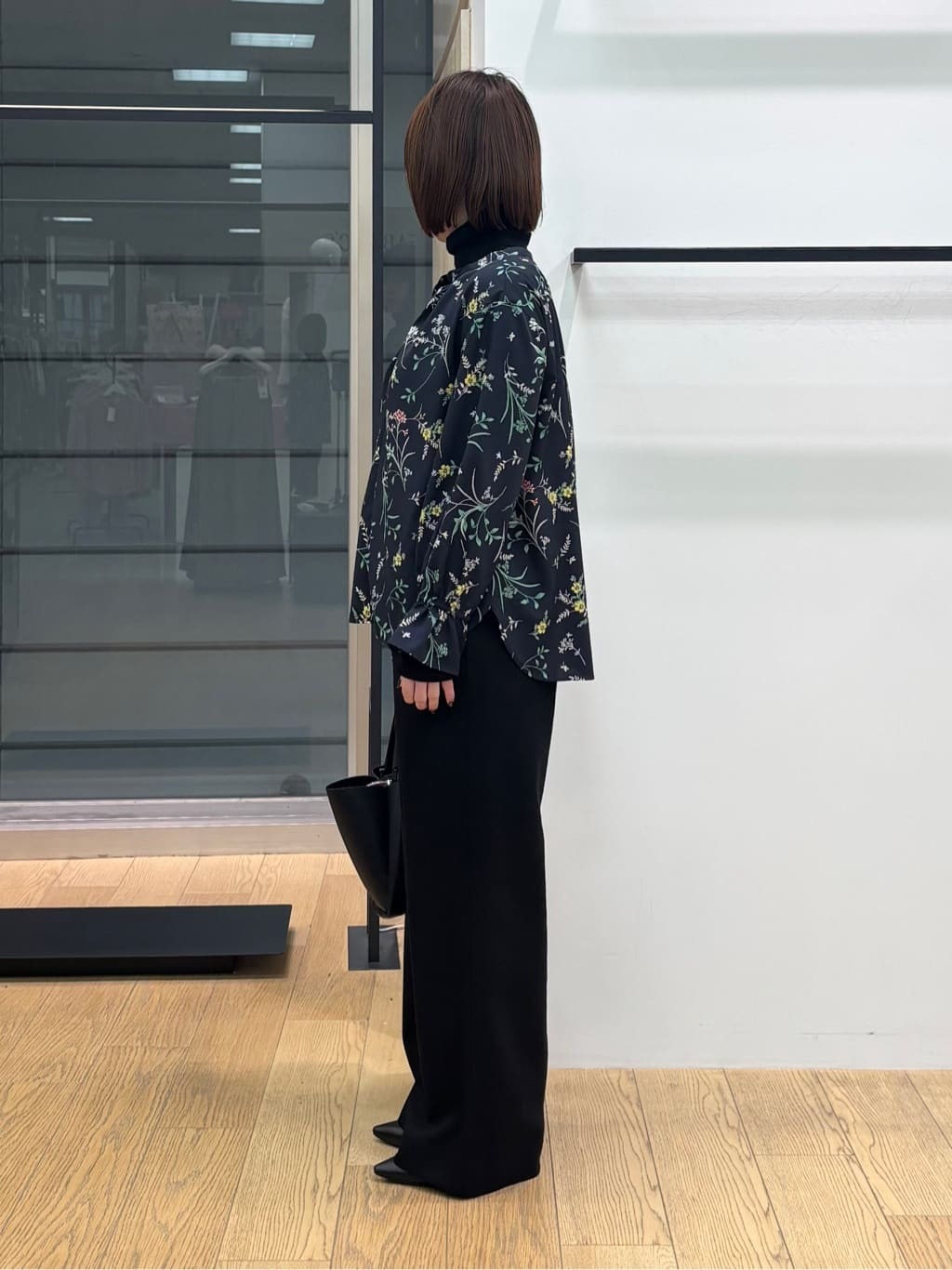 asamiさんの「INDIVI｜【SETUP可能】モダンフラワー柄キャンディスリーブブラウス」を使ったコーディネート
