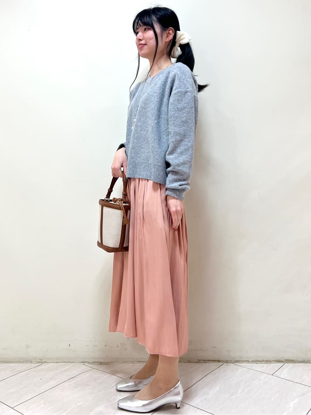 yanaさんの「Reflect｜【選べる5色／ゆったりシルエット】Vネックスパンコールニット」を使ったコーディネート