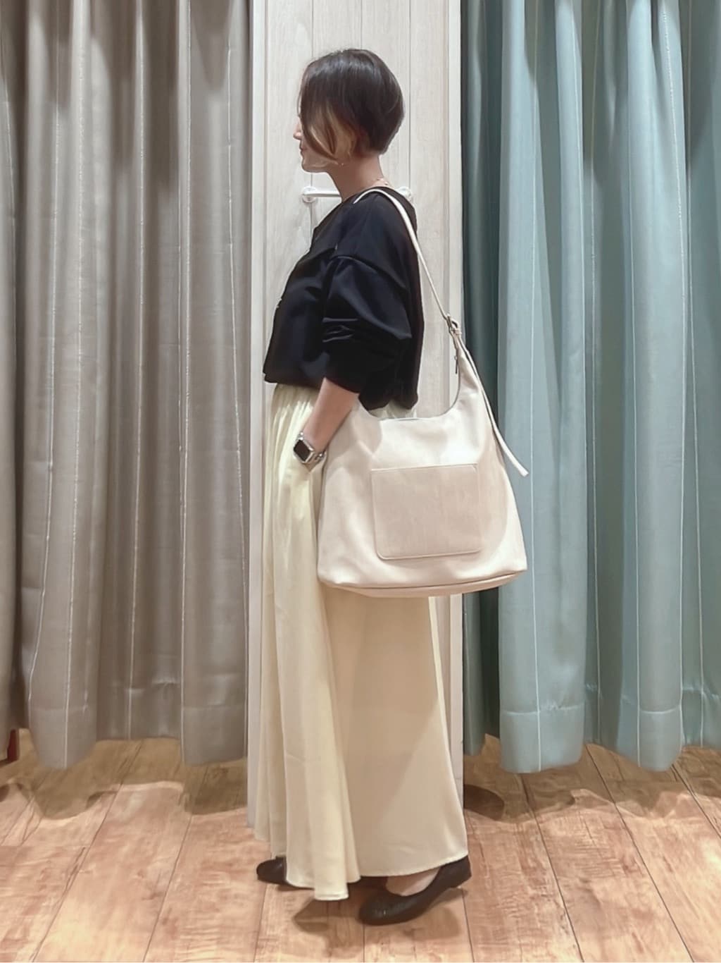 aaamiさんの「SHOO･LA･RUE｜【洗濯機可】インせずすっきり見え　優しい雰囲気のVネックトップス」を使ったコーディネート