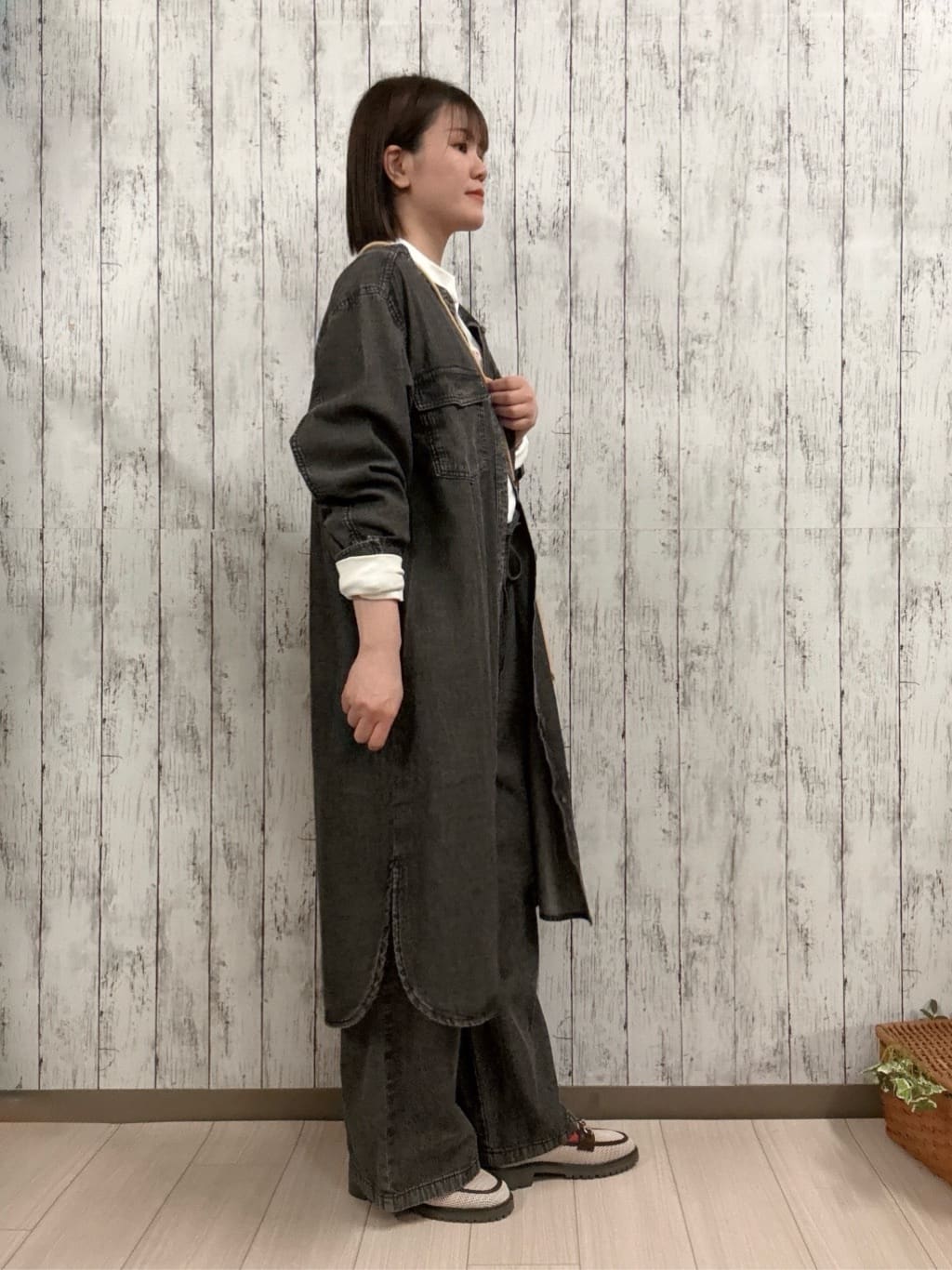 シカさんの「SHOO･LA･RUE｜【ライトオンスデニム/S-LL/体型カバー】首元すっきり ワンピにもなるロングデニムシャツ」を使ったコーディネート