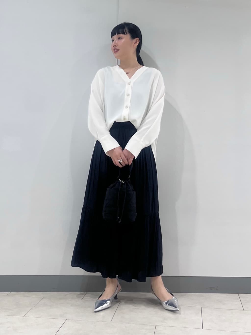 hasuさんの「INDIVI｜【洗える／UVケア／マットサテン】Vネックドルマンスリーブブラウス」を使ったコーディネート