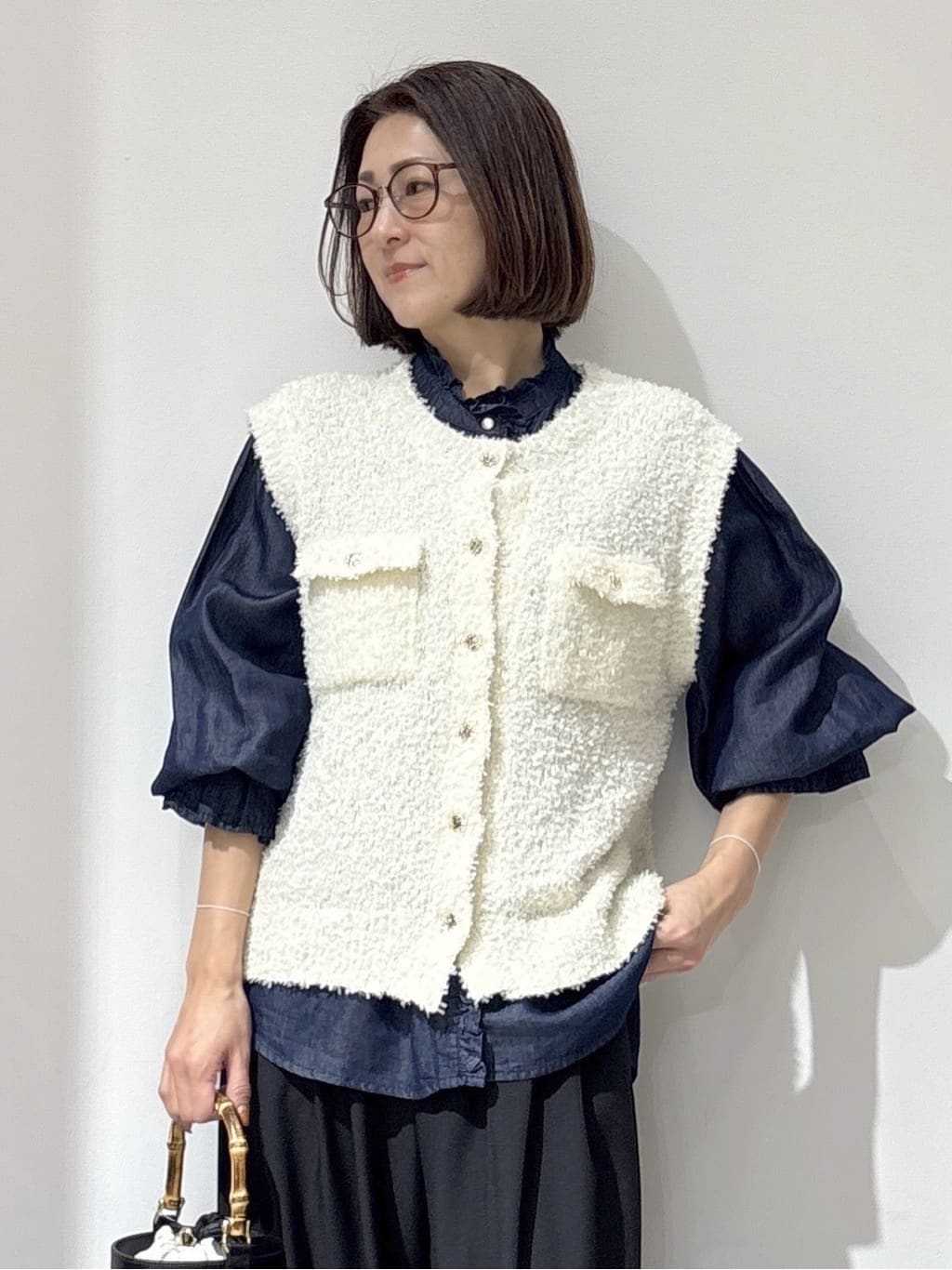 NAKAさんの「OPAQUE.CLIP｜セルロース混デニムフリルブラウス【洗濯機OK】」を使ったコーディネート