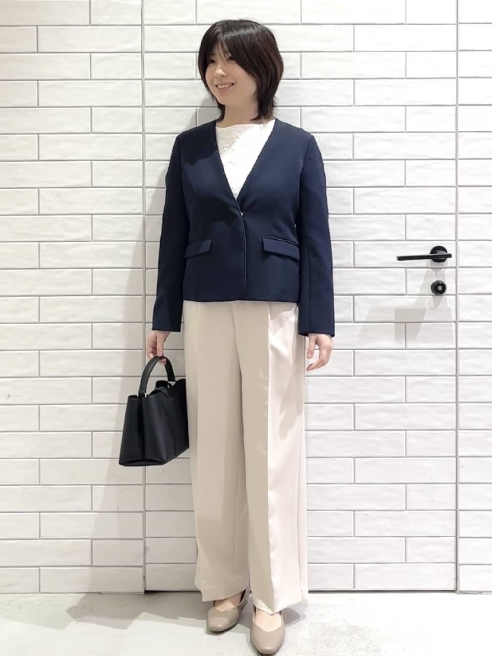 しおりさんの「OPAQUE.CLIP｜《通勤／セットアップ対応》 パイピングVネックジャケット【洗濯機OK】」を使ったコーディネート