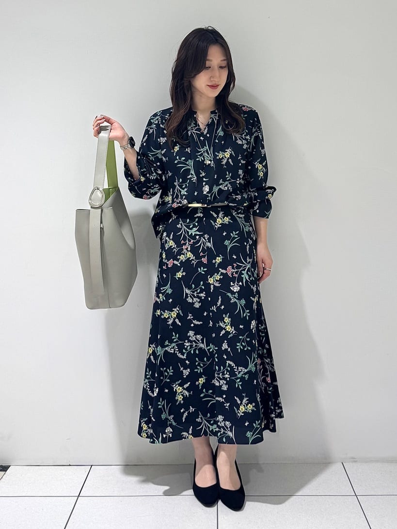 そんさんの「INDIVI｜【SETUP可能】モダンフラワー柄キャンディスリーブブラウス」を使ったコーディネート