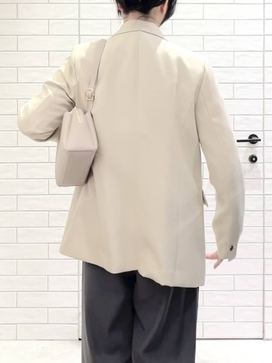 しおりさんの「OPAQUE.CLIP｜金ボタンダブルブレストテーラードジャケット／セットアップ対応【洗える】」を使ったコーディネート