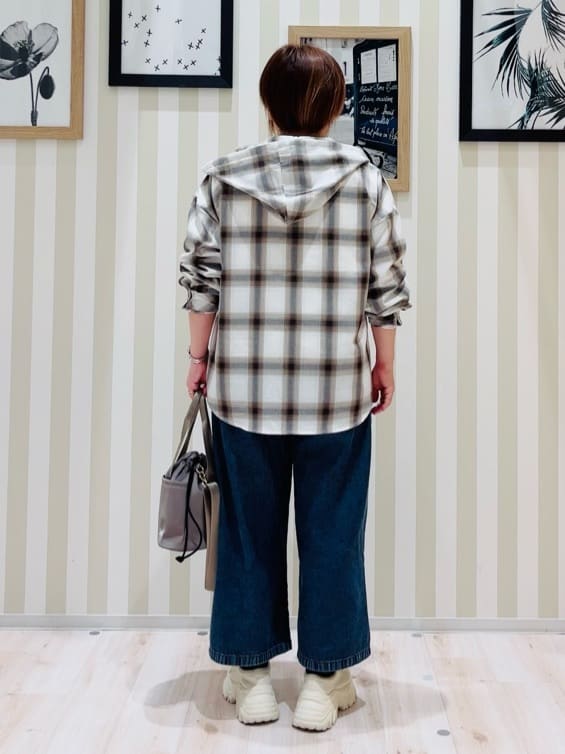 ma_miさんの「SHOO･LA･RUE｜【Lee別注／撥水】巾着ショルダーバッグ」を使ったコーディネート