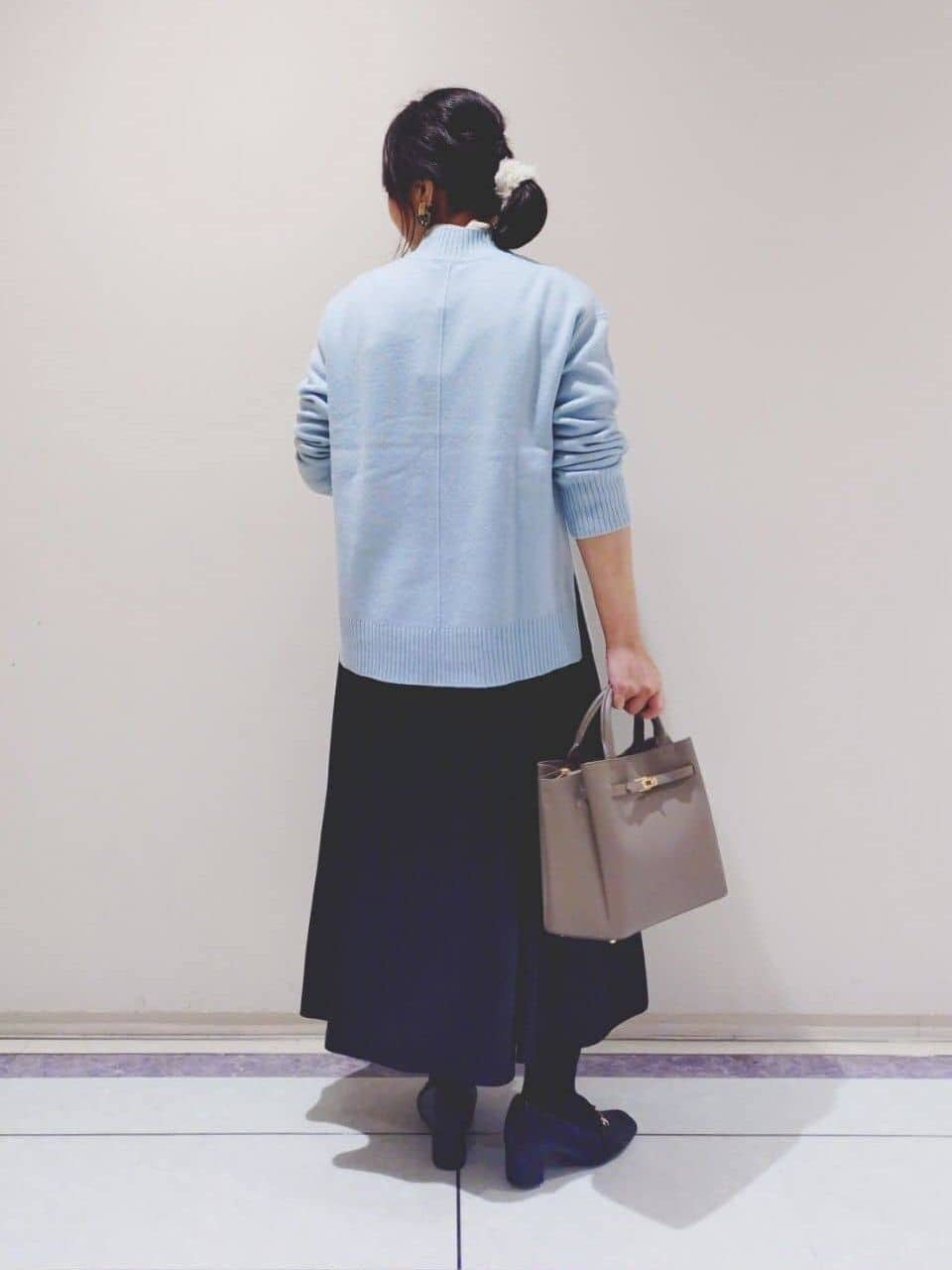 TOMOMIさんの「INDIVI｜【冬ニット人気NO．1！／カシミヤ混】ミドルゲージハイネックニット」を使ったコーディネート