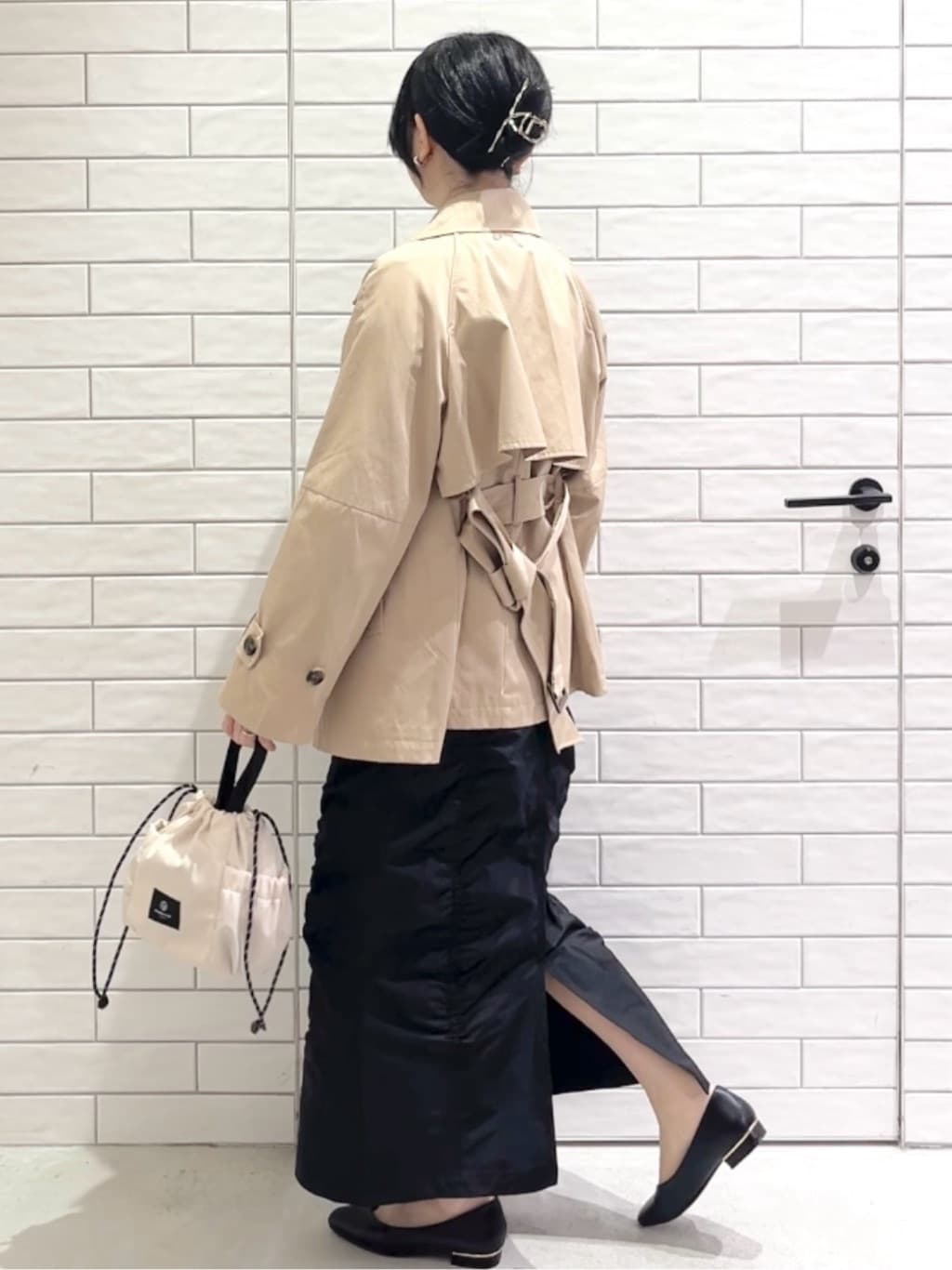 しおりさんの「OPAQUE.CLIP｜ミドルトレンチコート【洗濯機OK】」を使ったコーディネート