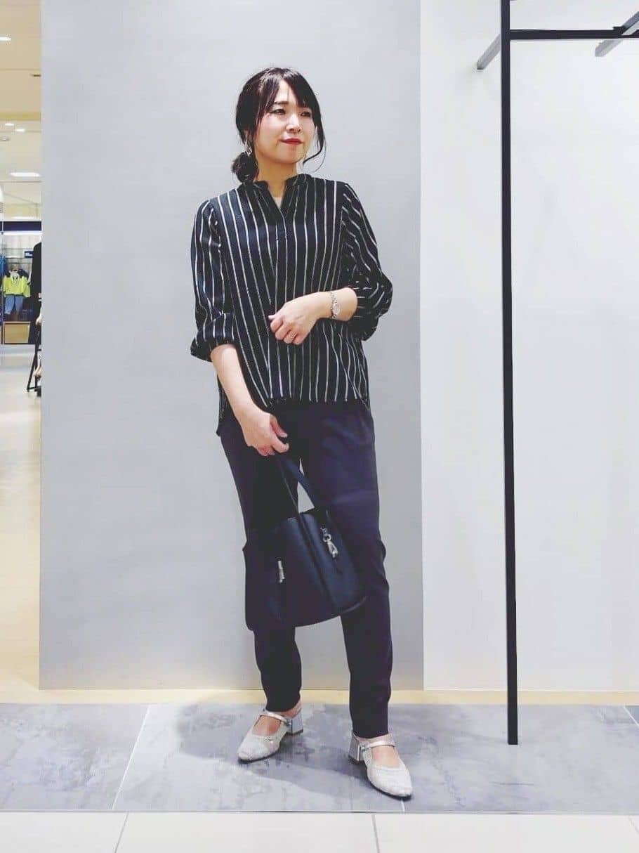 TOMOMIさんの「INDIVI｜【パンツ人気1位／褒められパンツ／洗える】ウエストゴムタックテーパードパンツ」を使ったコーディネート