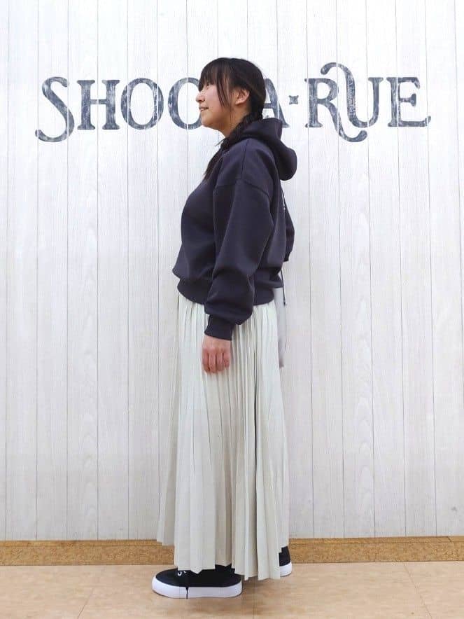 とろろさんの「SHOO･LA･RUE｜【セットアップ可/S-LL/なめらかタッチ】選べる3柄 ロゴ入りプルパーカ」を使ったコーディネート
