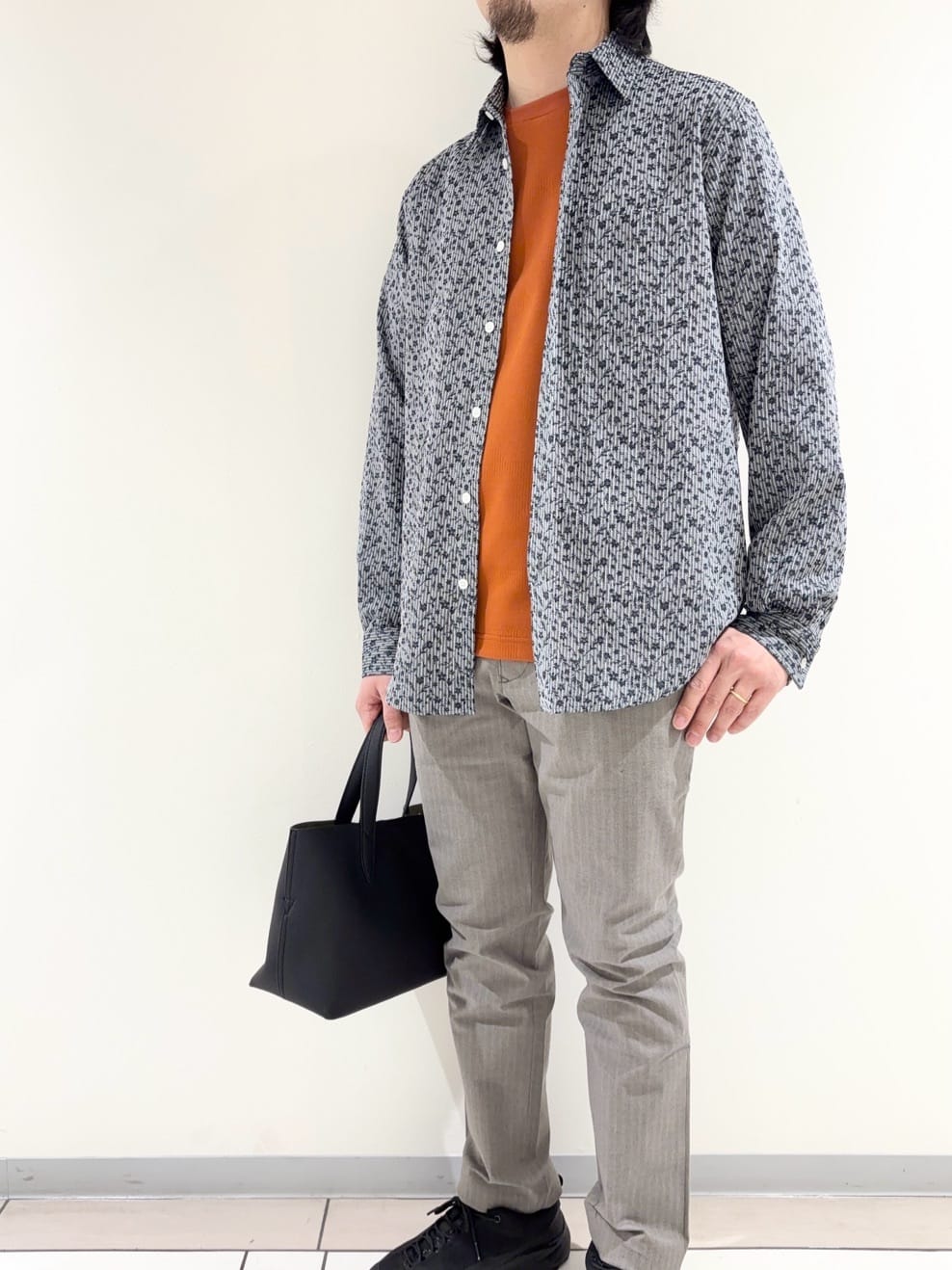 及川さんの「TAKEO KIKUCHI｜播州 ドビーストライプ フラワーシャツ」を使ったコーディネート