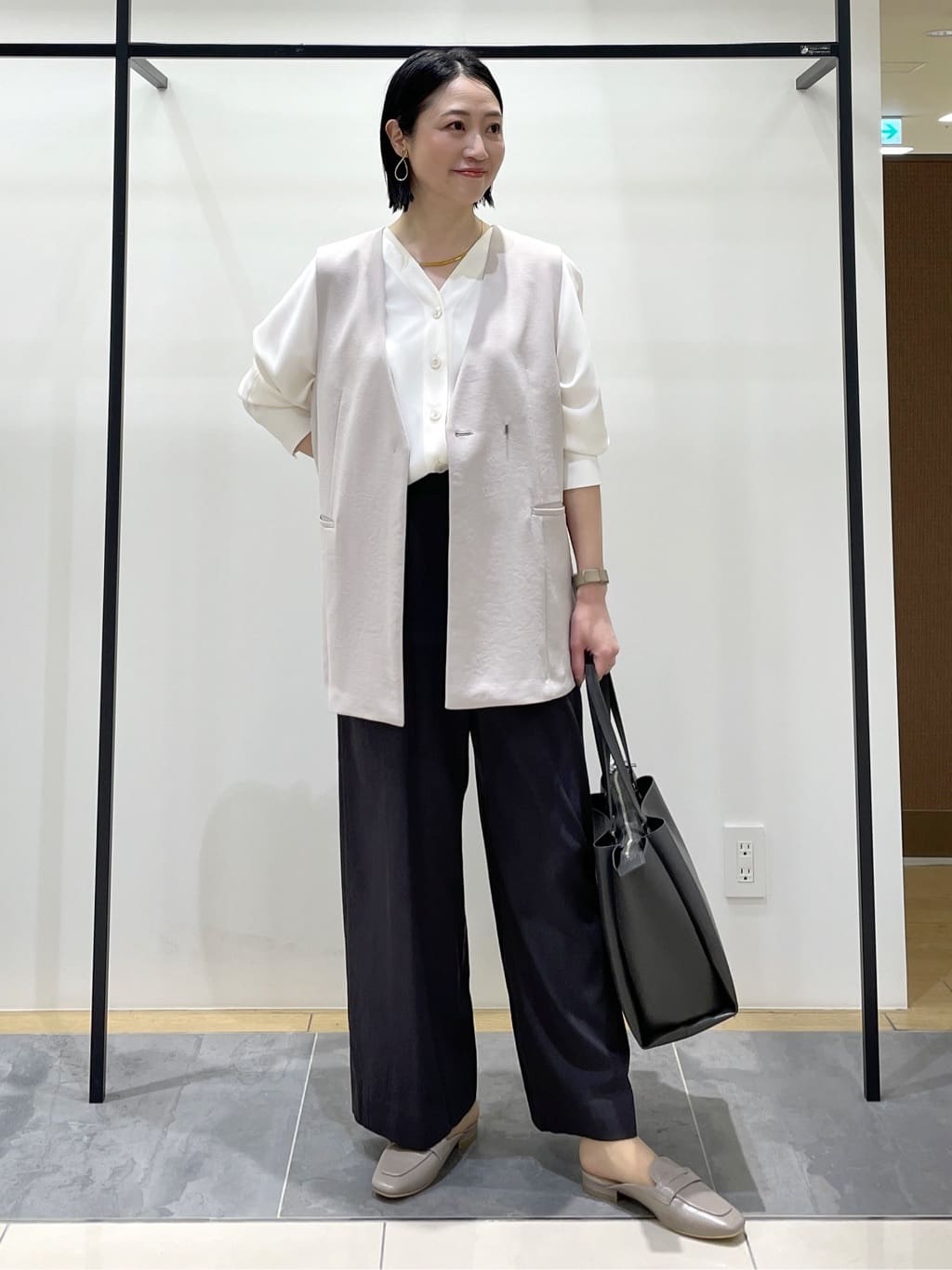 shihoさんの「INDIVI｜【洗える／UVケア／マットサテン】Vネックドルマンスリーブブラウス」を使ったコーディネート
