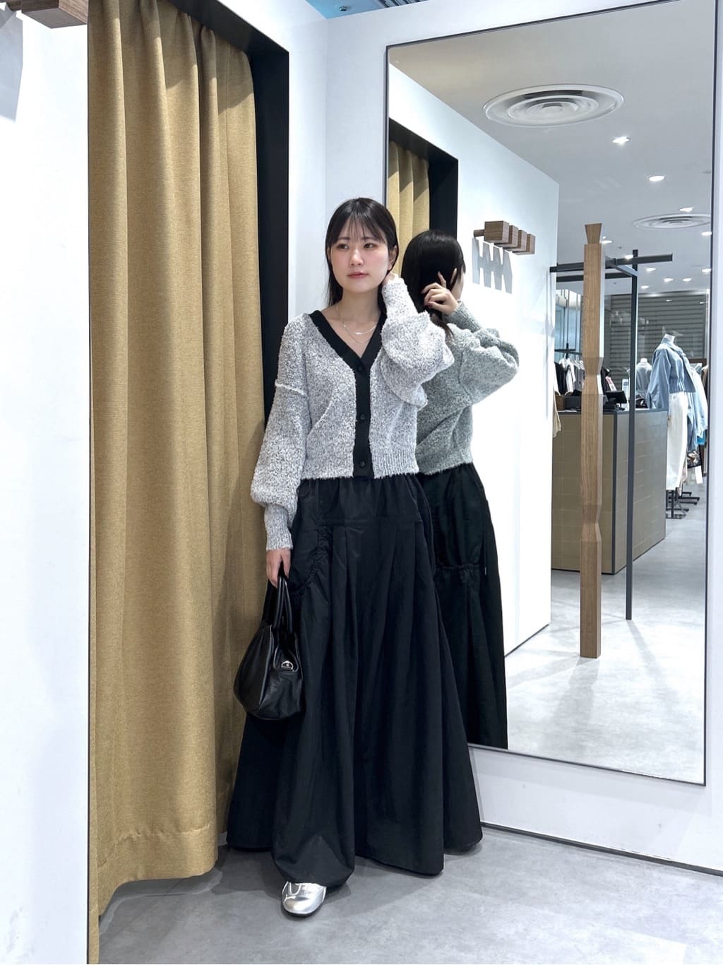 Renoさんの「INDIVI｜ファンシーヤーンVネックカーディガン」を使ったコーディネート