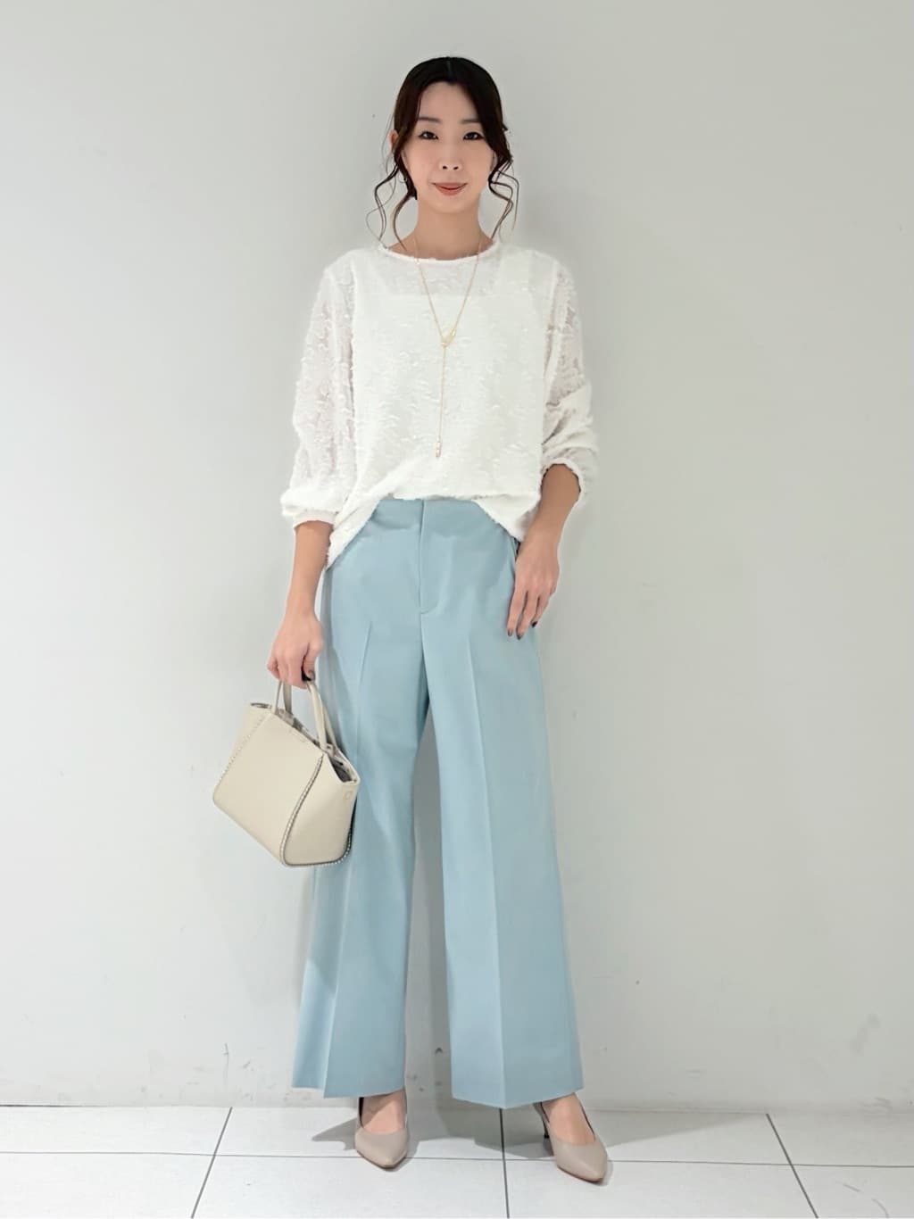shioriさんの「INDIVI｜【花粉付着防止／撥水／UVケア】名品トレンチコート」を使ったコーディネート