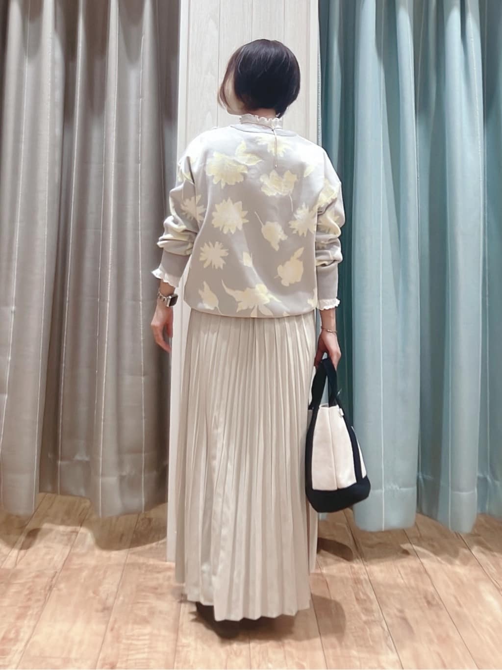 aaamiさんの「SHOO･LA･RUE｜【洗濯機可/S-LL】ゆるシルエット 甘すぎない　大人の花柄もちもちニット」を使ったコーディネート