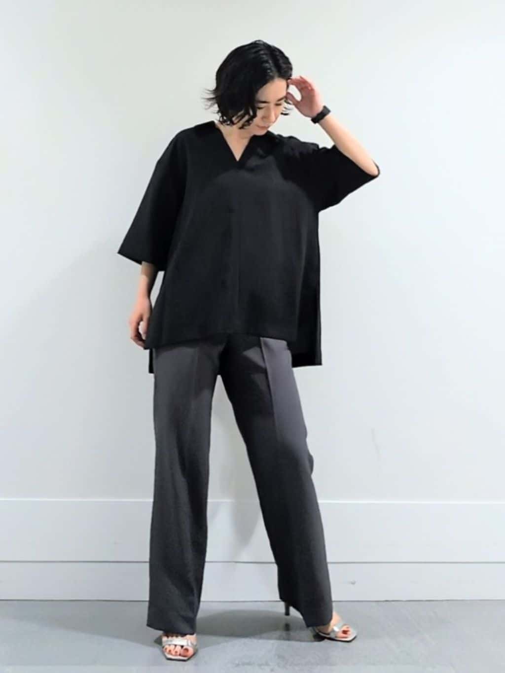ミズタさんの「UNTITLED｜【UVカット/接触冷感/吸水速乾/ゆったり】V開きネックシャツ」を使ったコーディネート