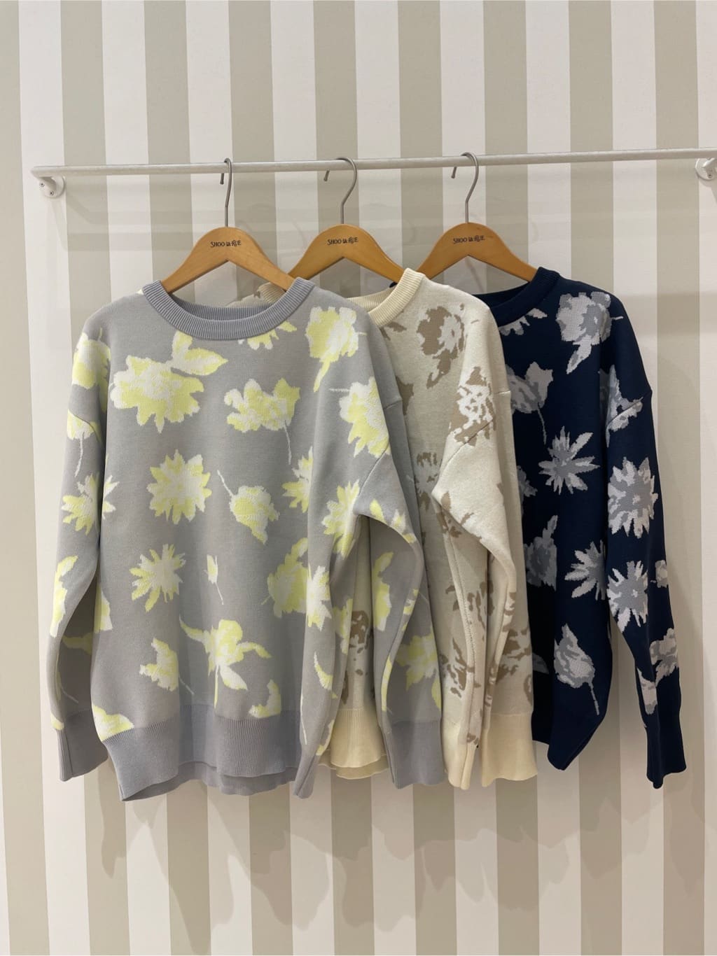ネコさんの「SHOO･LA･RUE｜【洗濯機可/S-LL】ゆるシルエット 甘すぎない　大人の花柄もちもちニット」を使ったコーディネート