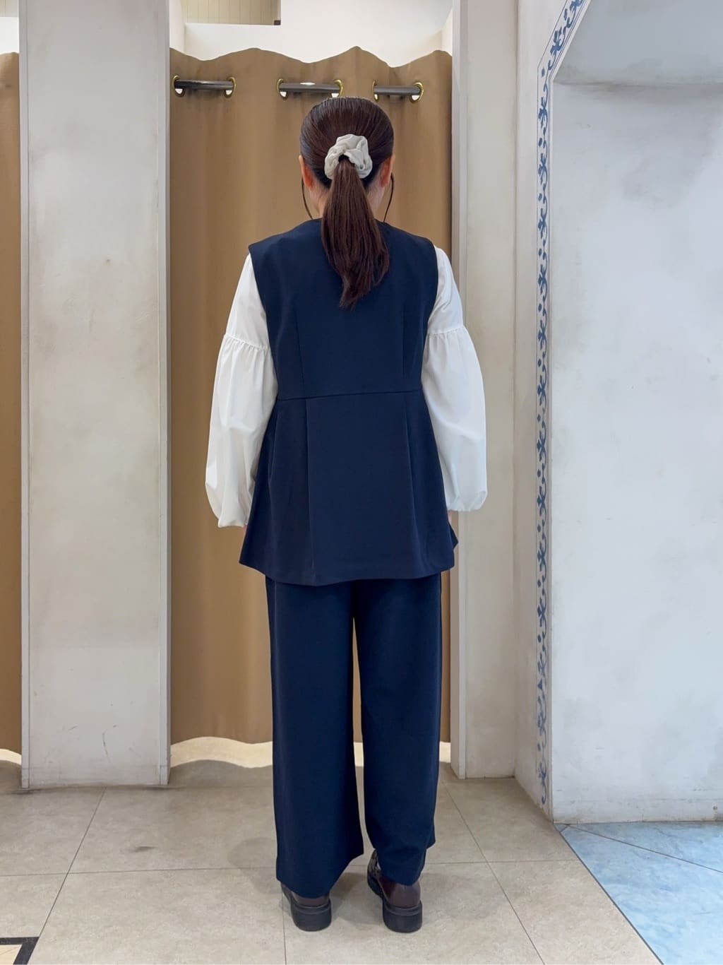 SO(R)Aさんの「SHOO･LA･RUE｜【洗濯機可/S-LL】ふんわりとしたお袖が愛らしい ジレスタイルに合うブラウス」を使ったコーディネート