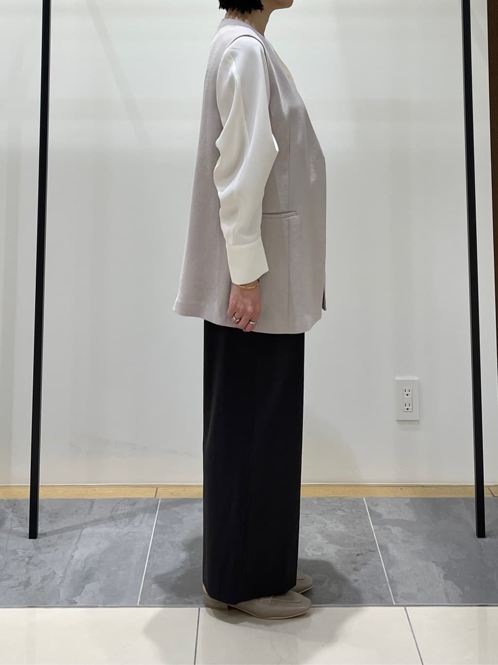 shihoさんの「INDIVI｜【洗える／UVケア／マットサテン】Vネックドルマンスリーブブラウス」を使ったコーディネート