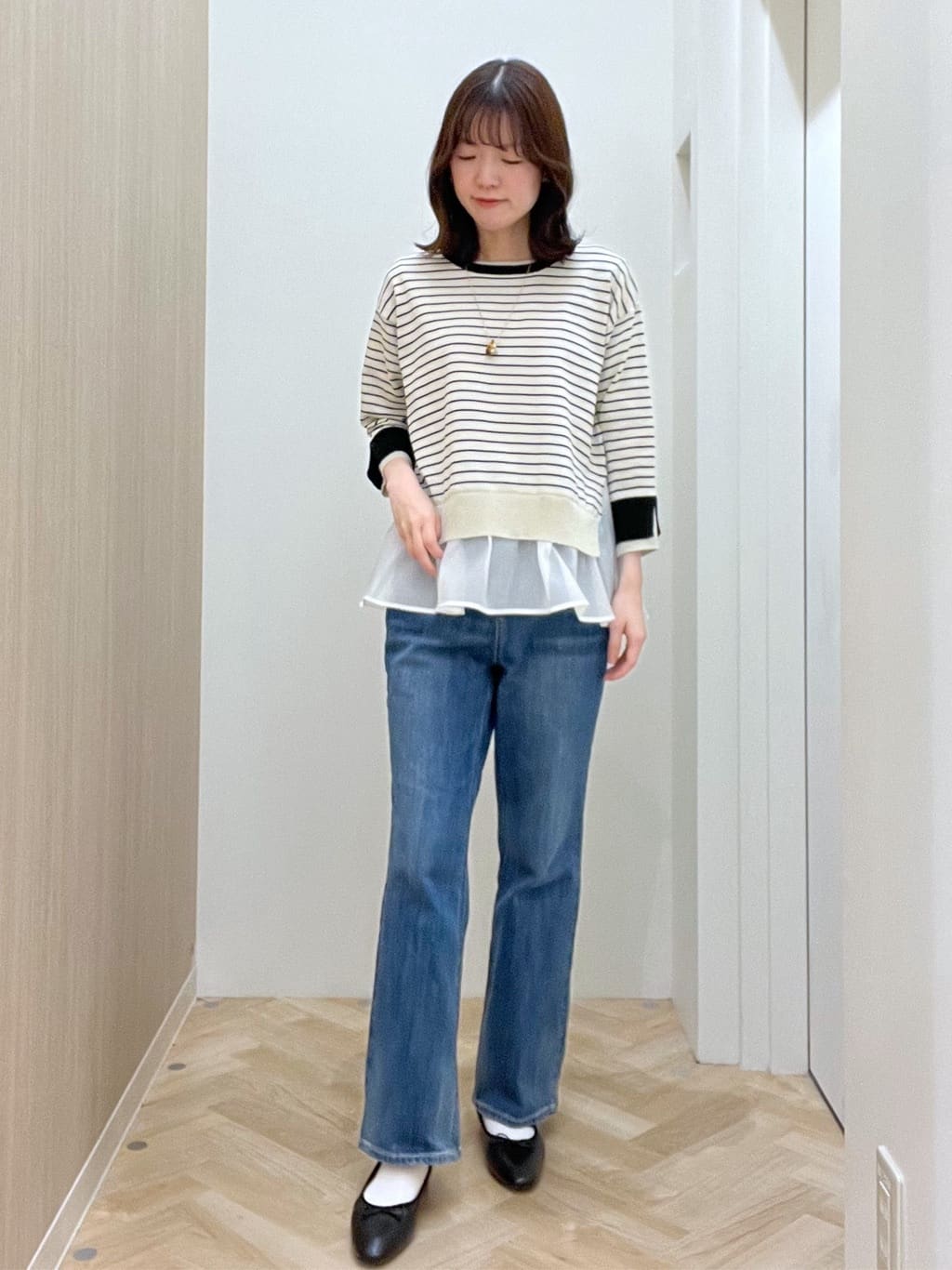  おまつさんの「grove｜【撥水／シルエット2WAY】羽織るだけでサマになる、スタンドネックテントラインコート」を使ったコーディネート
