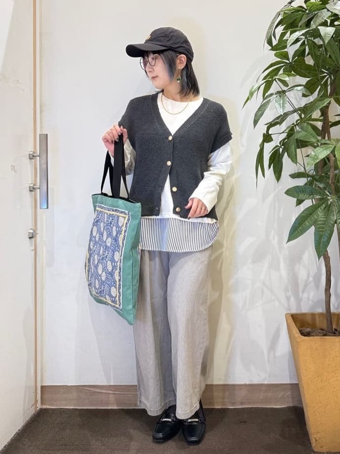 misakiさんの「SHOO･LA･RUE｜【S-LL/洗濯機可】気軽にレイヤード 前開きざっくりニットベスト」を使ったコーディネート