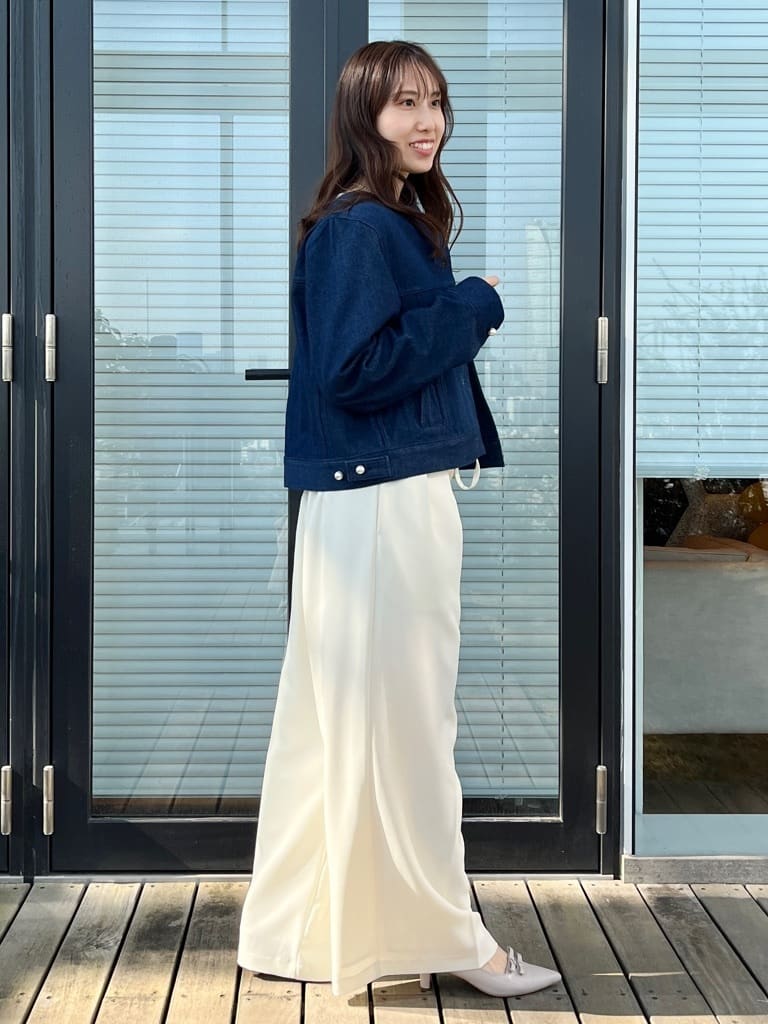 はばさんの「Couture brooch｜【洗える・綿100％】パール調ボタン デニムジャケット」を使ったコーディネート