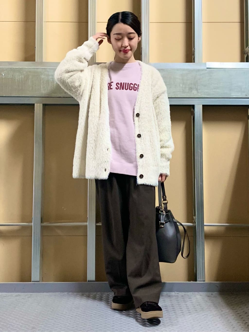 sahoさんの「THE SHOP TK｜【ふわふわあったか】フェザーカーディガン」を使ったコーディネート