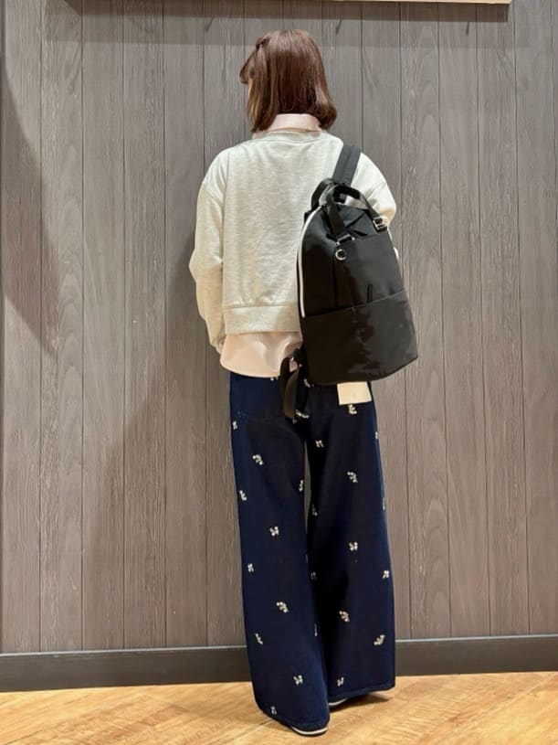 meiさんの「SHOO･LA･RUE｜【洗濯機可】1枚でサマ見え シャツレイヤード風 スウェット」を使ったコーディネート