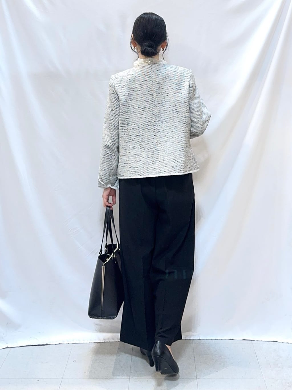 𝐇𝐢𝐫𝐨𝐦𝐢さんの「SHOO･LA･RUE｜【洗濯機可】上品で華やか スタンドフリルブラウス」を使ったコーディネート