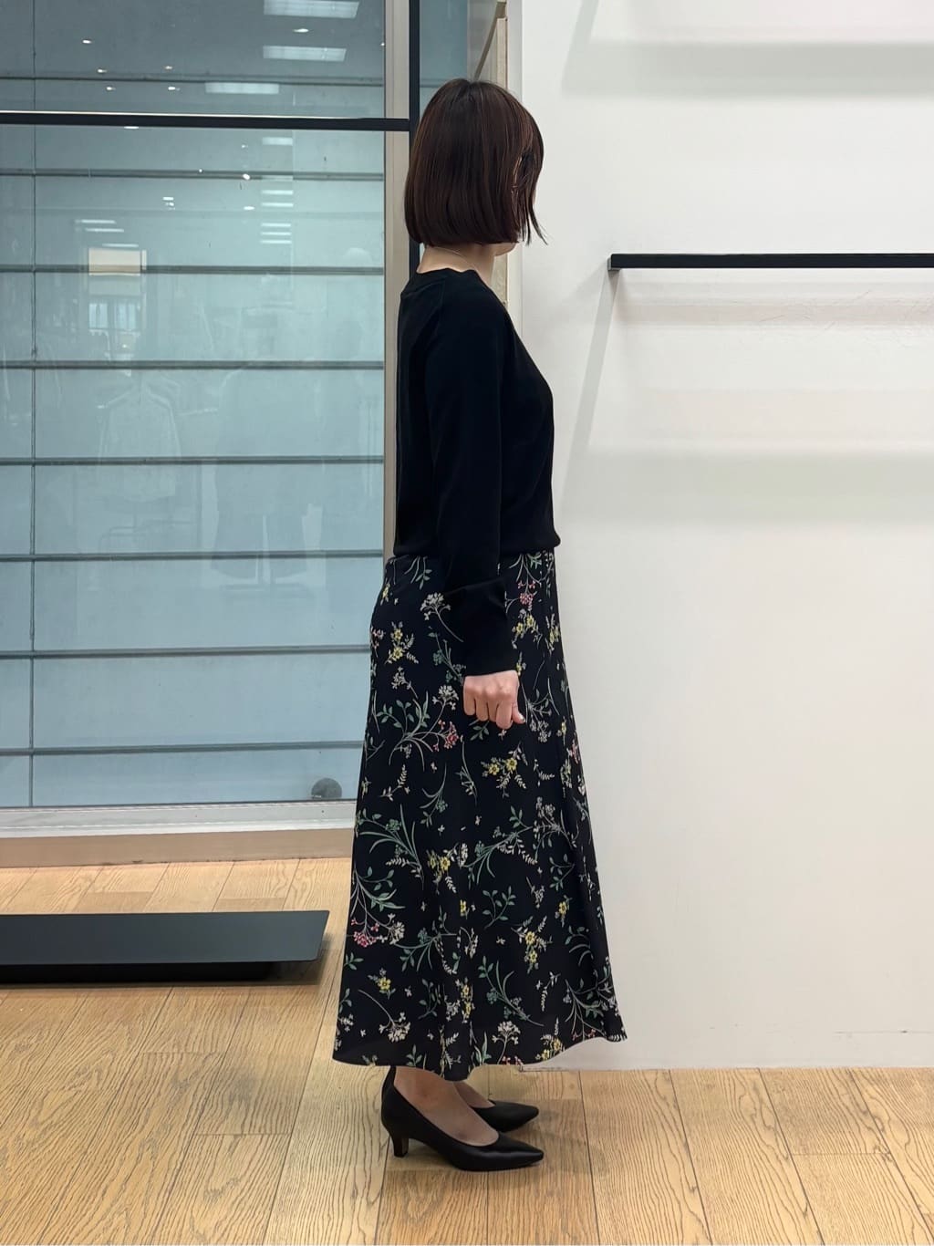 asamiさんの「INDIVI｜【シルク混】きれいめVネックニット」を使ったコーディネート