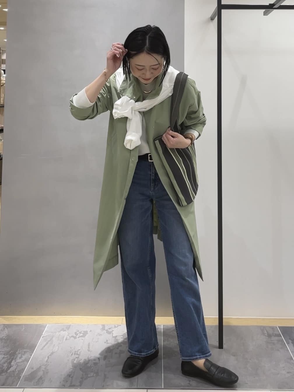 shihoさんの「INDIVI｜【撥水／軽量】ミニマル スタンドカラーコート」を使ったコーディネート