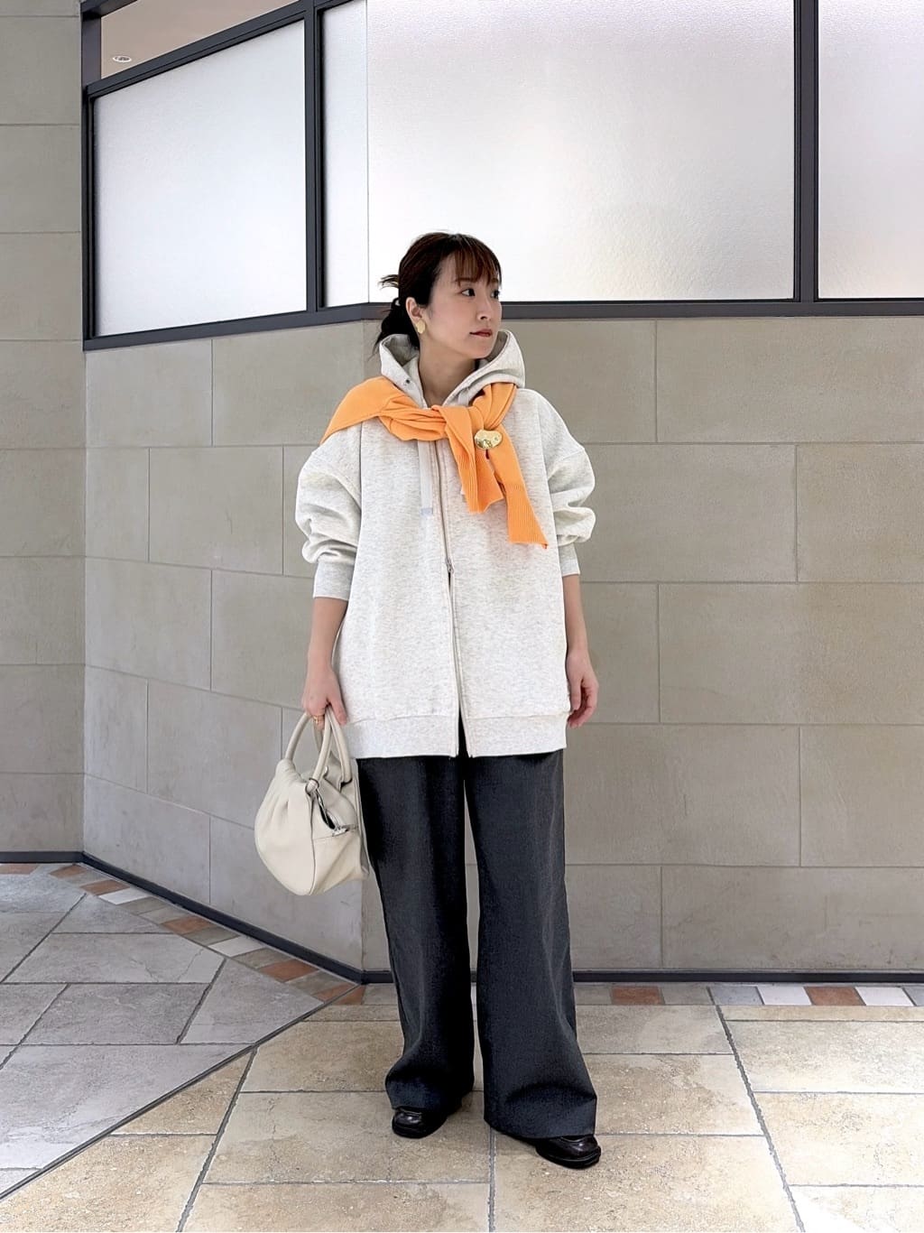 よねさんの「INDIVI｜エアーダンボールパーカー」を使ったコーディネート